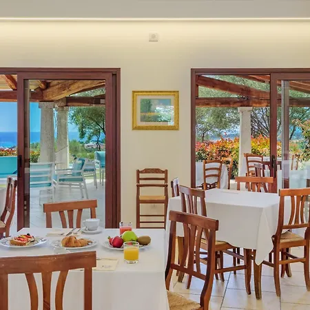Hotel Tenuta Lu Baroni 3*